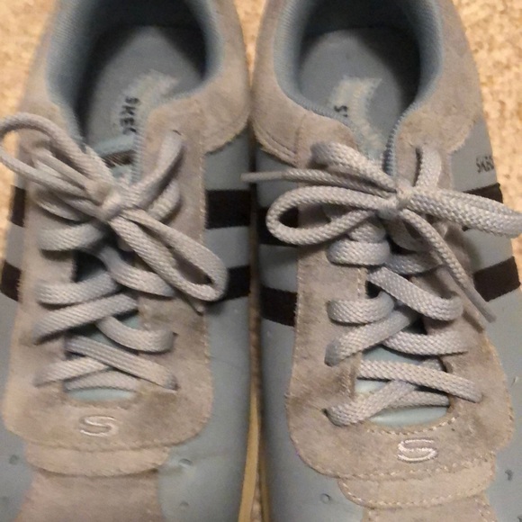 Used Sneakers - Picture 3 of 6